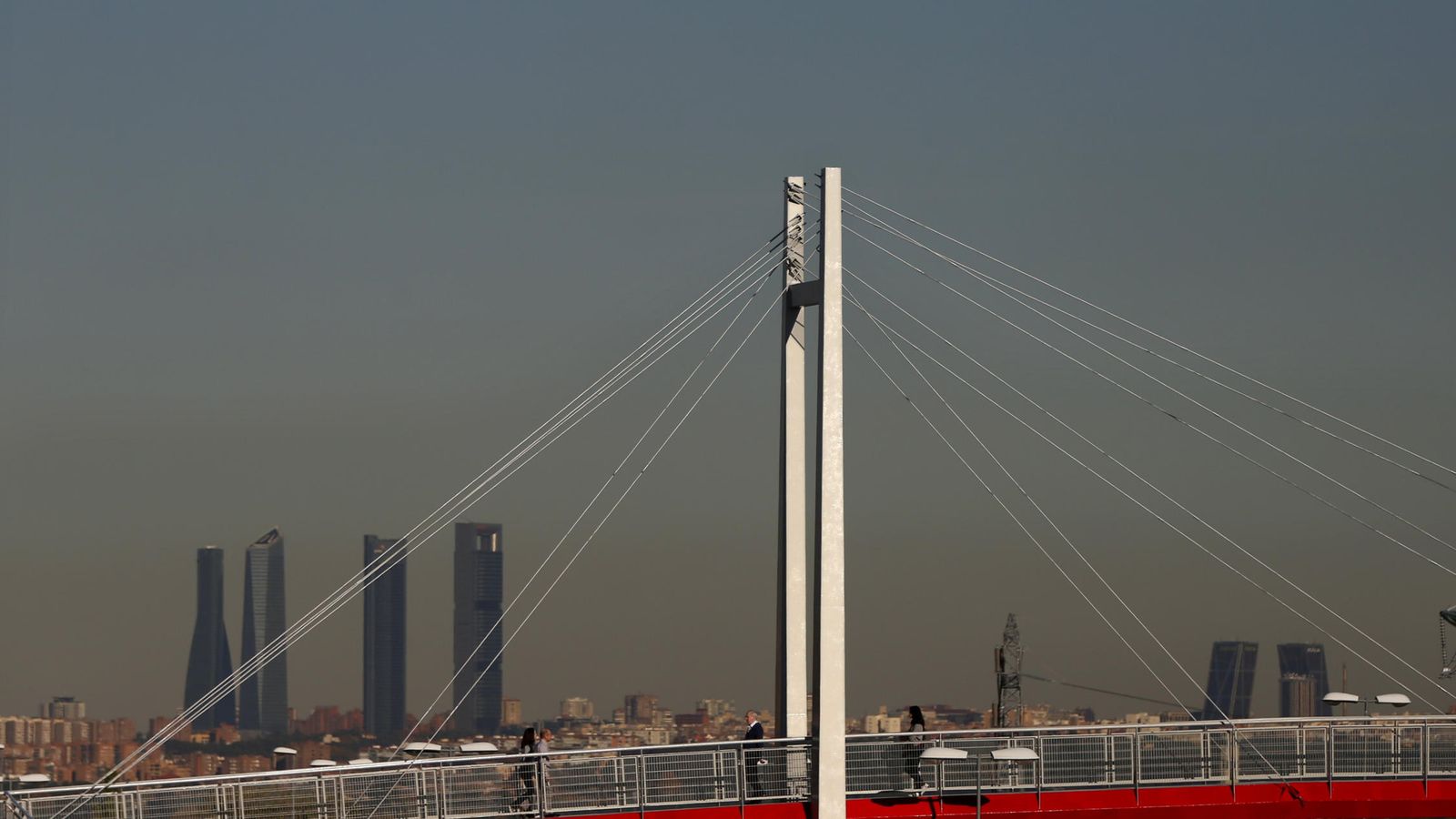 Foto: Vista de Madrid desde Pozuelo de Alarcón, con la 'boina' de contaminación sobre Madrid. (EFE)