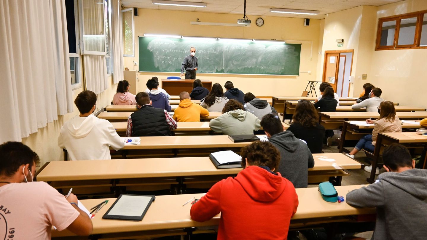 Una clase de la Facultad de Ciencias de la Salud de Granada en el último día de clases presenciales antes de las restricciones a mediados de octubre. (EFE)