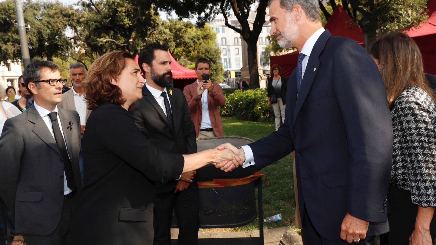 El Rey Felipe VI saluda a la alcaldesa de Barcelona, Ada Colau a su llegada a la plaza de Catalunya. (EFE)