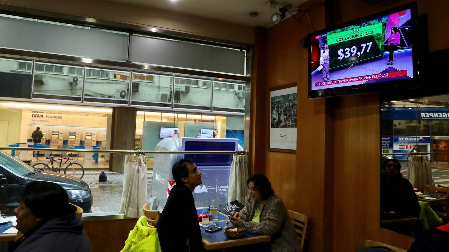 Un hombre sigue por televisión la tasa de cambio, en un bar de Buenos Aires. (Reuters)   