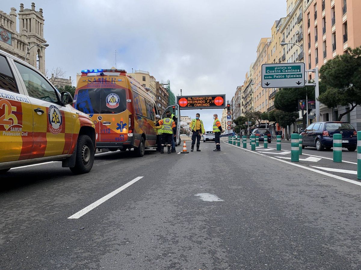 Foto: Fotos del lugar del accidente, en la calle Raimundo Fernández. Foto: Emergencias de Madrid
