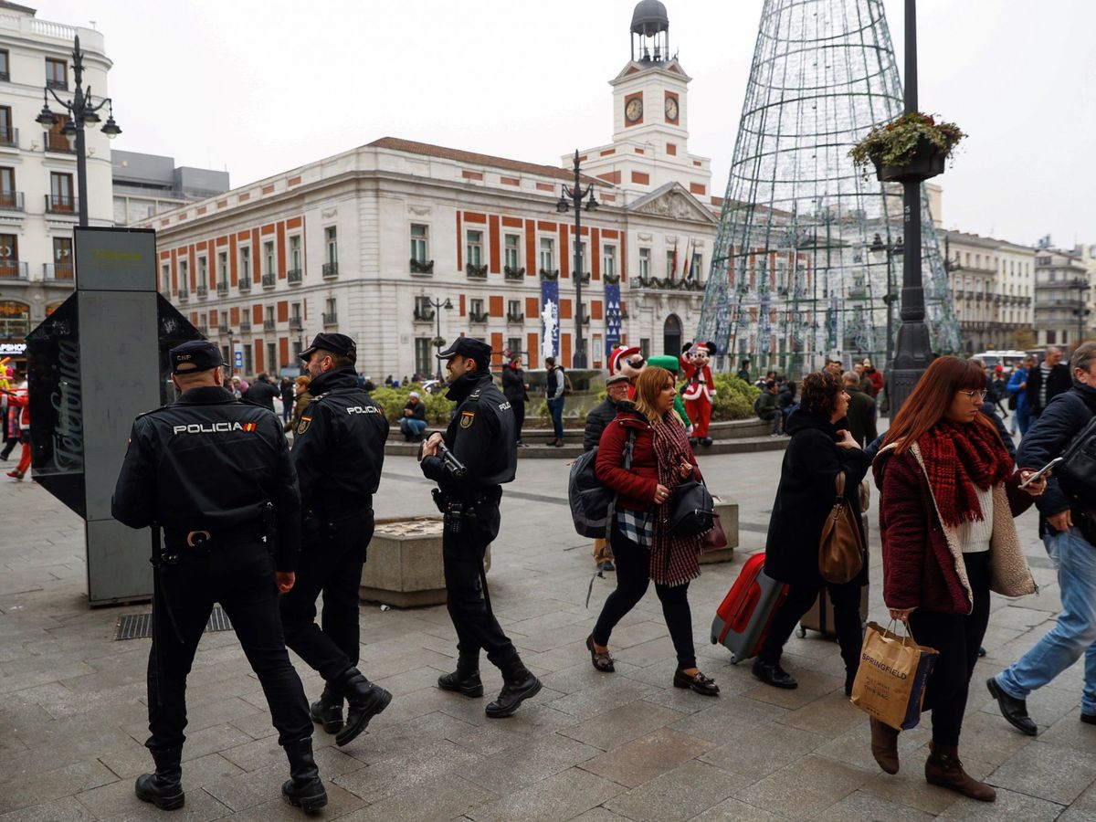Foto: Una patrulla de Policía Nacional en la madrileña Puerta del Sol, la Navidad de 2018. (EFE)
