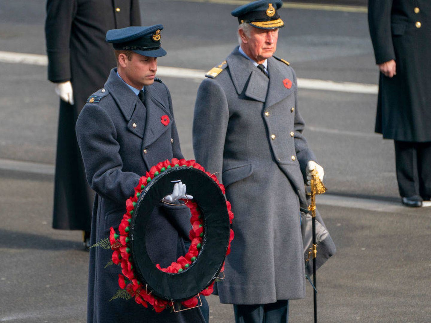 Carlos de Inglaterra y el príncipe Guillermo colocando las coronas de flores. (Getty)