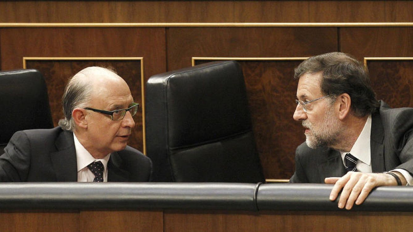 Foto: El ministro Cristóbal Montoro junto al presidente del Gobierno, Mariano Rajoy. (GTRES)