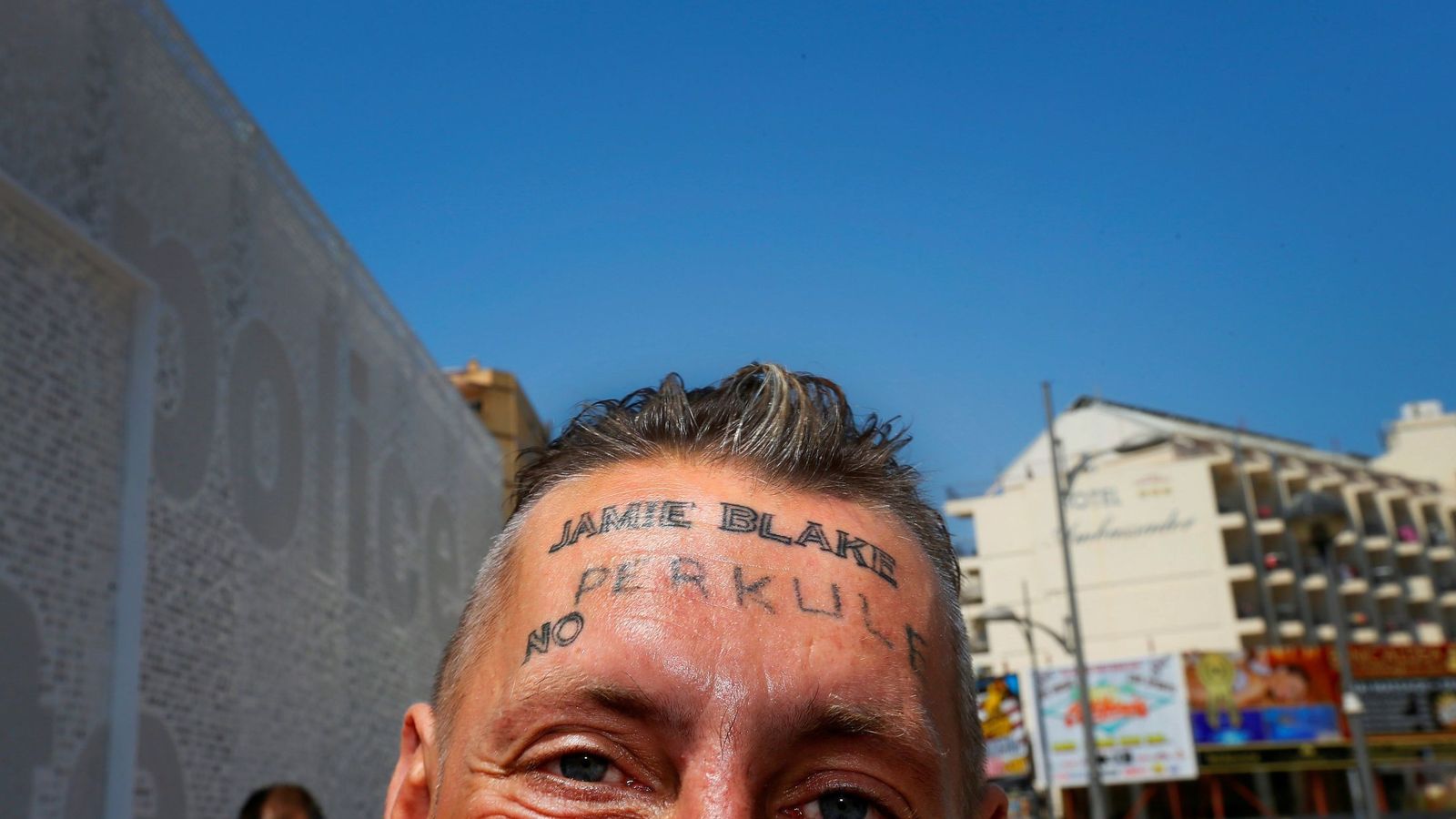 Foto: Tomek, el indigente de origen polaco cuyo caso saltó a la luz pública hace tres días tras conocerse que le habían tatuado un nombre en la frente a cambio de 100 euros. (EFE)