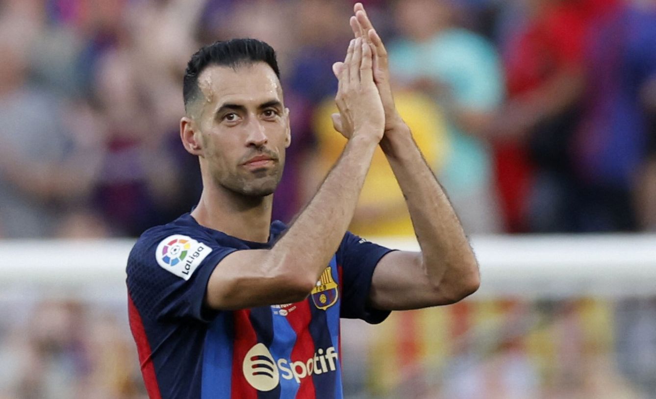 Sergio Busquets aplaude a la afición del Barcelona. (REUTERS/Albert Gea).