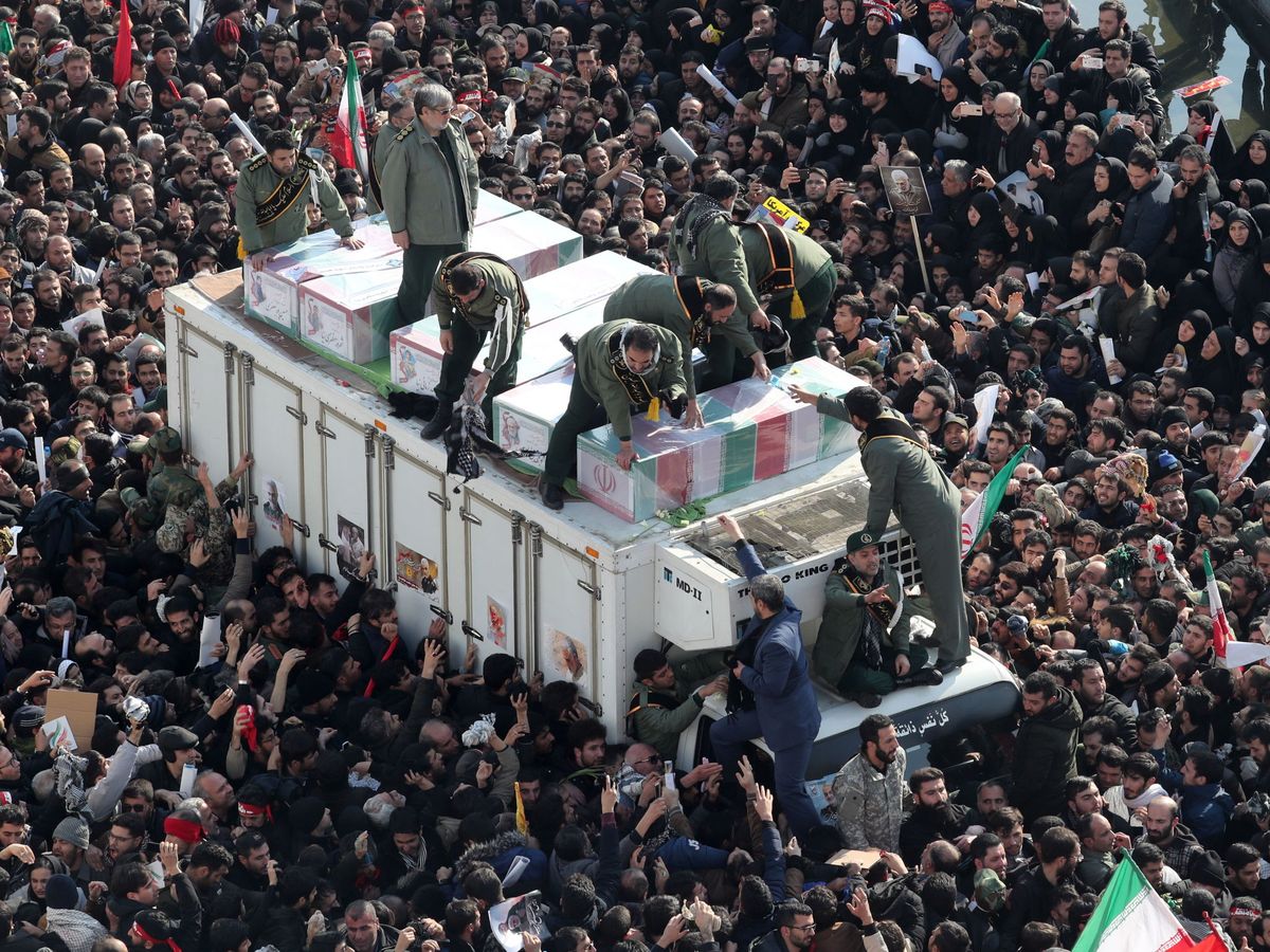 Foto: Guardias revolucionarios iraníes rodean los ataúdes del teniente general asesinado del Cuerpo de Guardias Revolucionarios Iraníes (IRGC) y comandante de la Fuerza Quds Qasem Soleiman y de otras víctimas. (EFE)