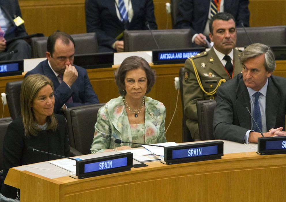 Foto: La Reina Sofía, acompañada de la ministra de Sanidad, Servicios Sociales e Igualdad, Ana Mato (i), y el embajador de España ante Naciones Unidas, Román Oyarzun 