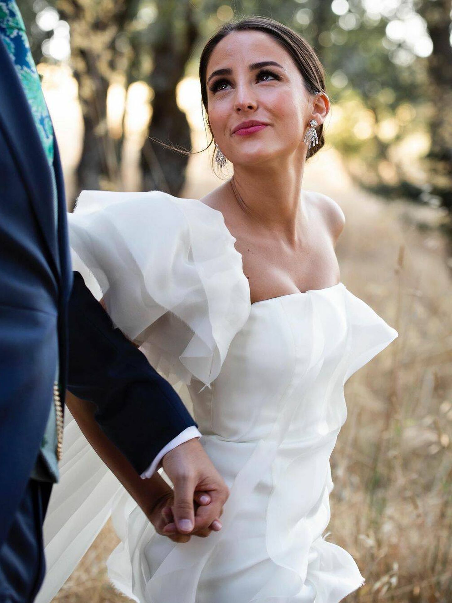 Una novia con un vestido de escote asimétrico de Redondo Brand. (Instagram/ @redondobrand)