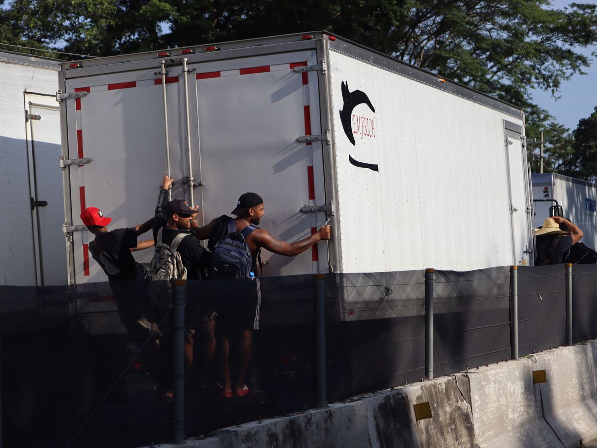 Foto: Migrantes subidos en un camión en una imagen de archivo. (EFE/Juan Manuel Blanco)
