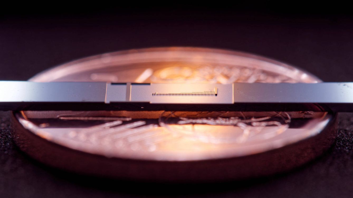 Foto: El nuevo acelerador de partículas más pequeño del mundo sobre una moneda de céntimo. (FAU)