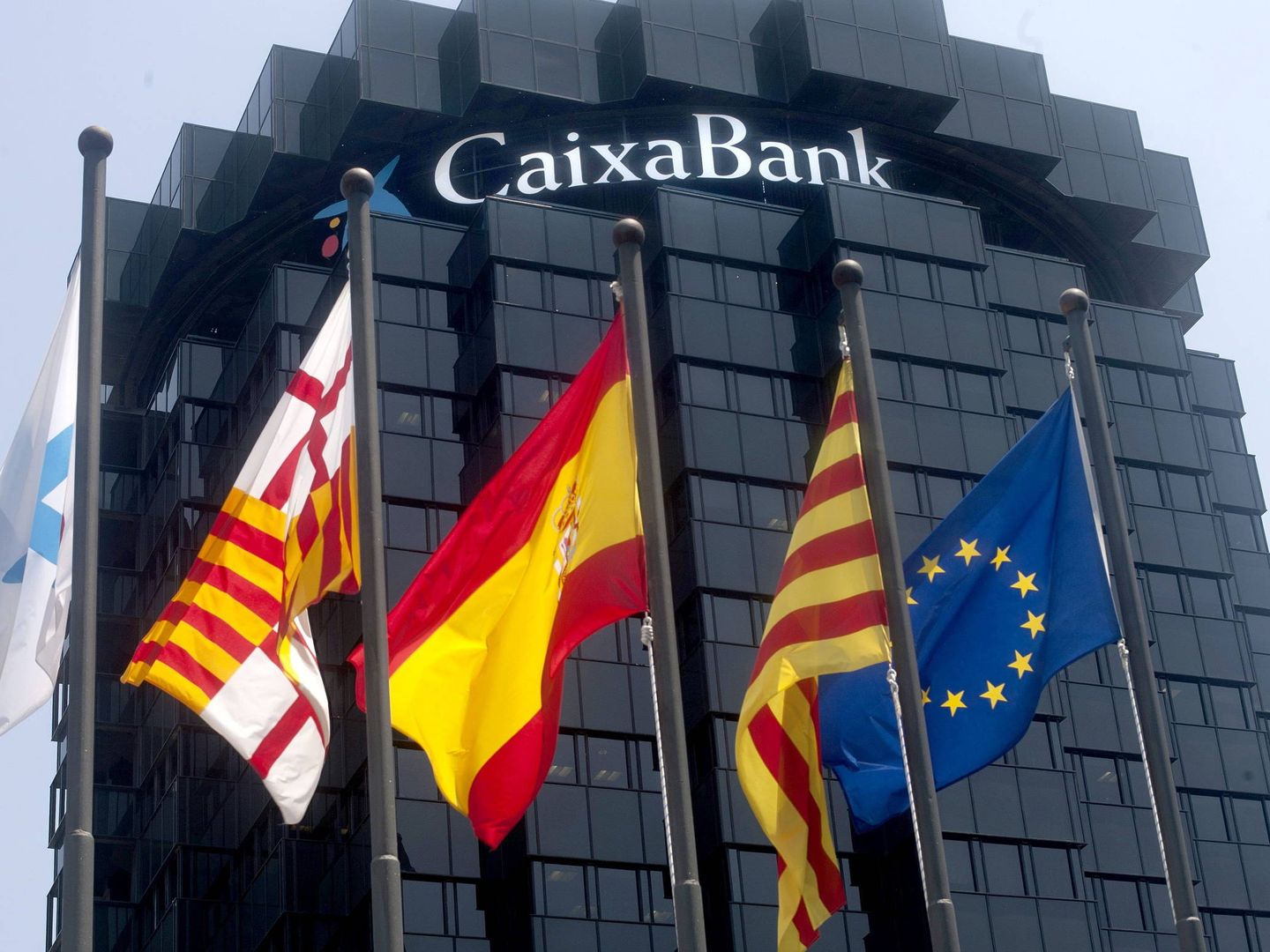 Edificio de la sede central de CaixaBank en la avenida Diagonal de Barcelona. (EFE)