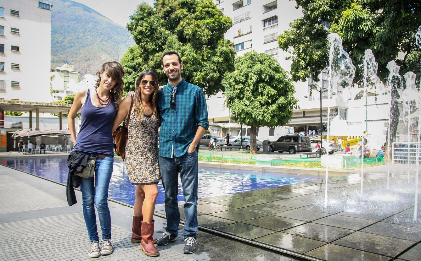 Foto: Los españoles Raquel López, Isa Pérez y Luis Medel posan en Caracas (Víctor Amaya).