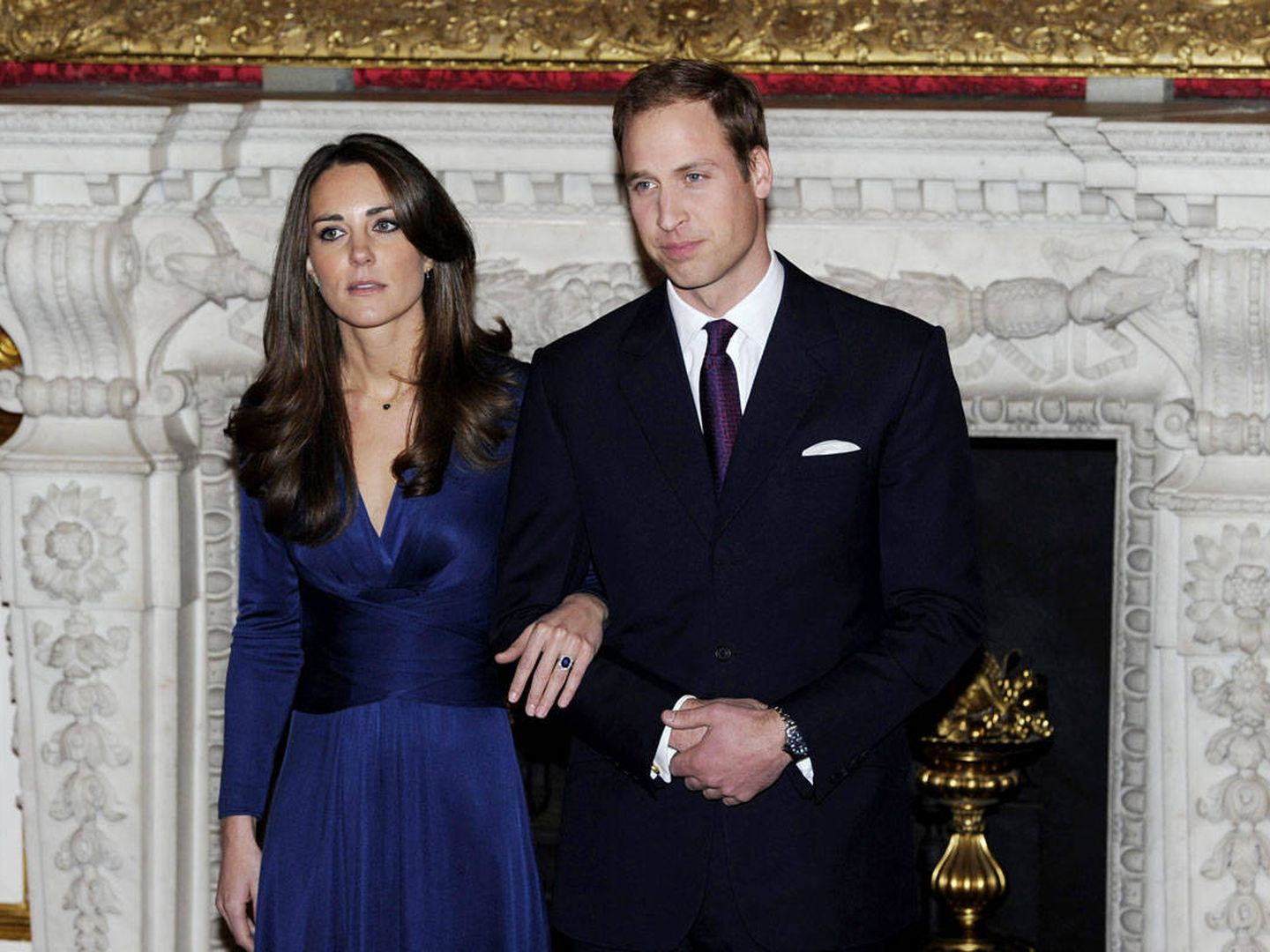 Kate Middleton y el príncipe Guillermo, tras el anuncio de su compromiso matrimonial en noviembre de 2010. (Reuters)
