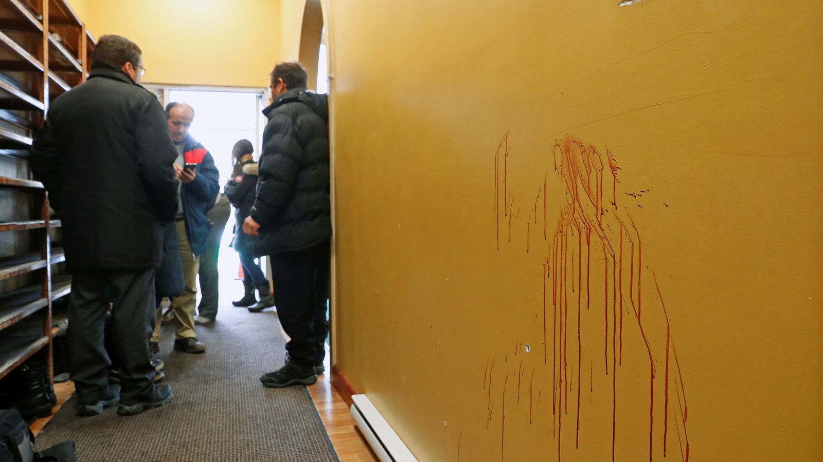 Foto: Una mancha de sangre de una víctima en la Gran Mezquita de Quebec, el 1 de febrero de 2017 (Reuters)