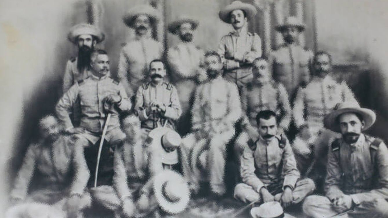 Foto: Los últimos de Filipinas. El teniente Saturnino Martín Cerezo está sentado, segundo por la izquierda.