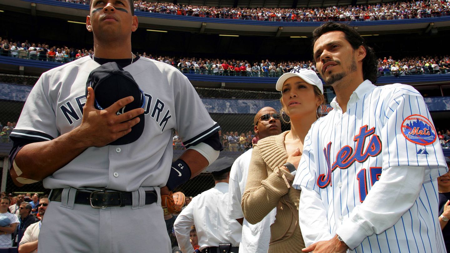  Rodriguez, mientras jugaba en los Yankees, junto a JLo y su entonces marido Marc Anthony, con uniforme de los Mets. (Getty)