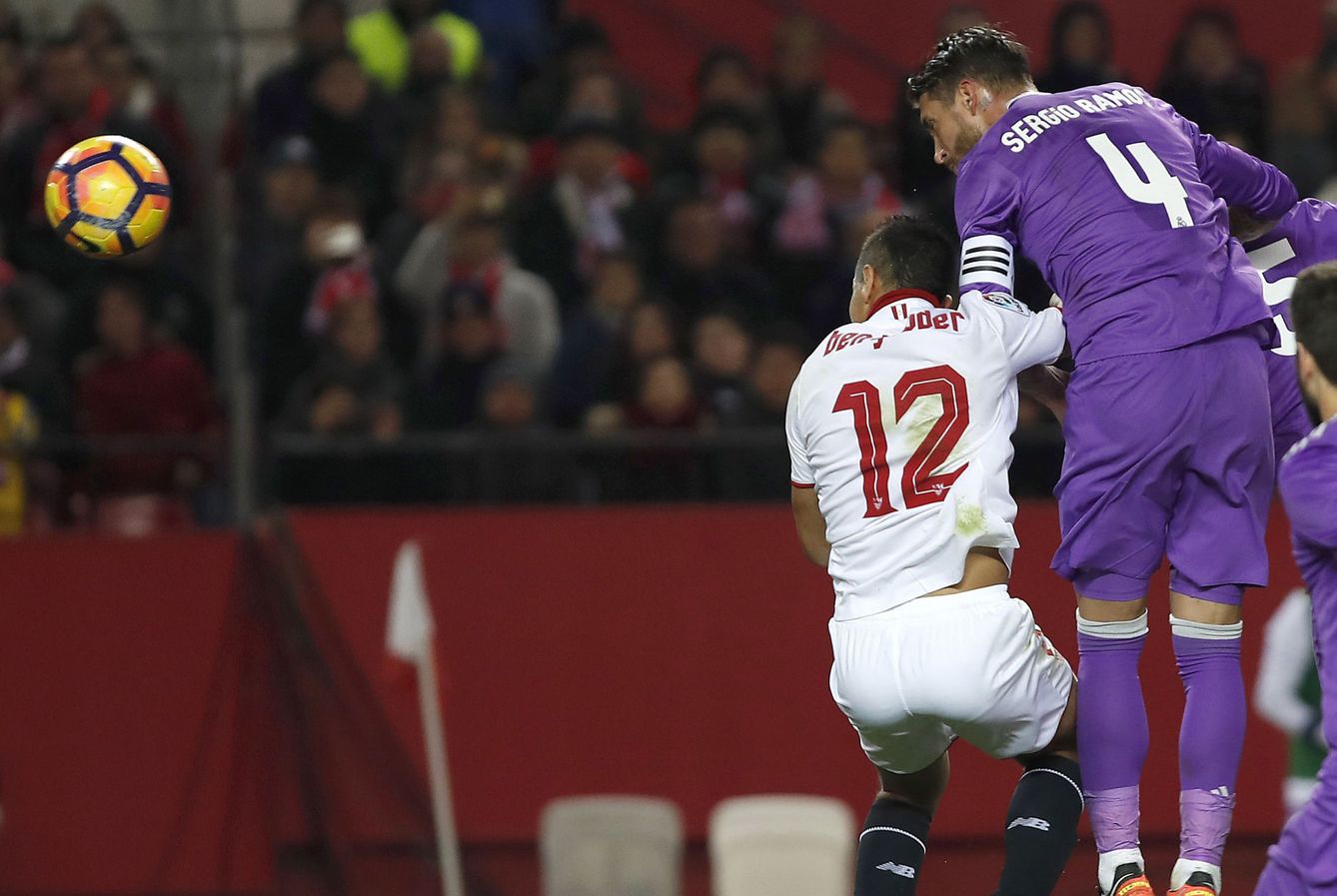Sí, Ramos está 'rematando' a su portería. (Julio Muñoz/EFE)