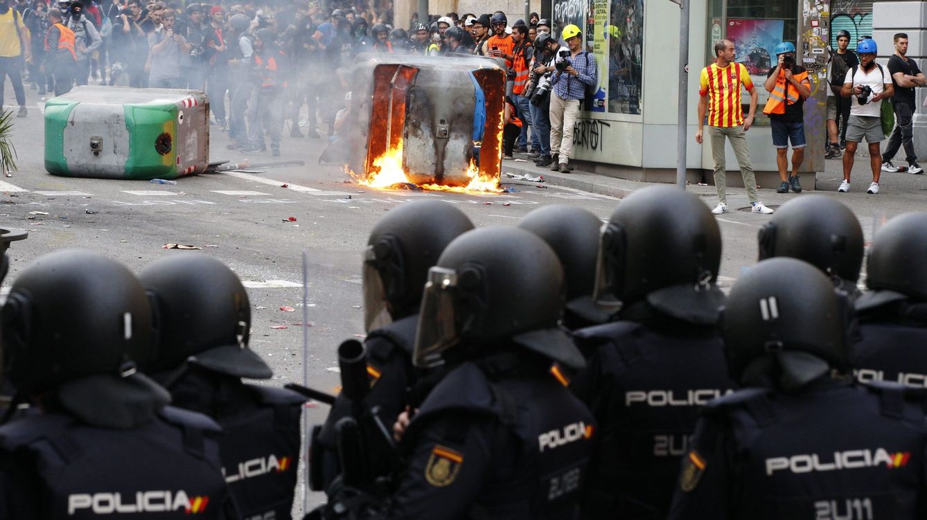 Foto: Agentes antidisturbios y manifestantes, durante unas protestas ante la comisaria de la Policía Nacional de Via Laietana, en Barcelona. (EFE)