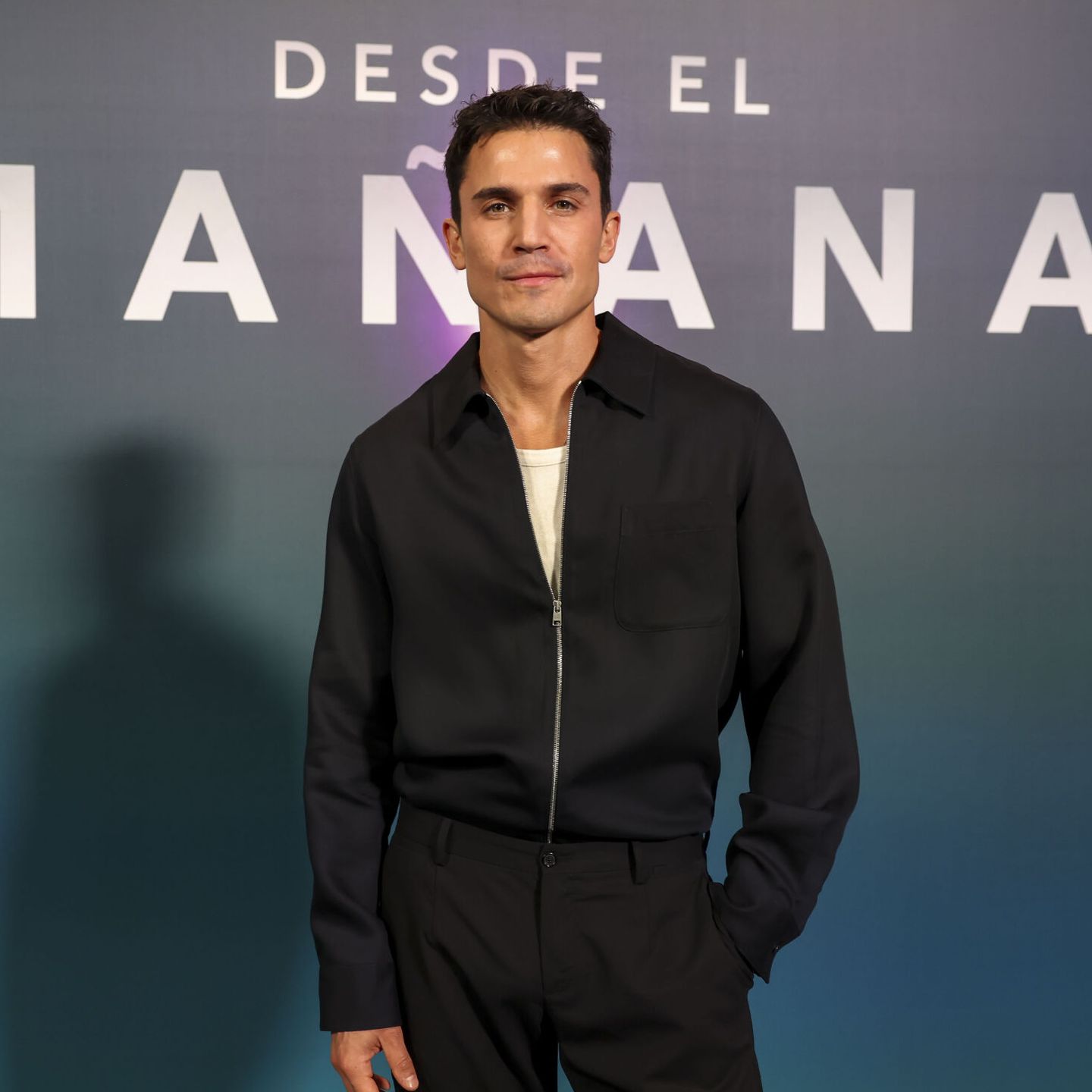 El actor Álex González posa en el photocall de 'Desde el mañana” (EFE Kiko Huesca)