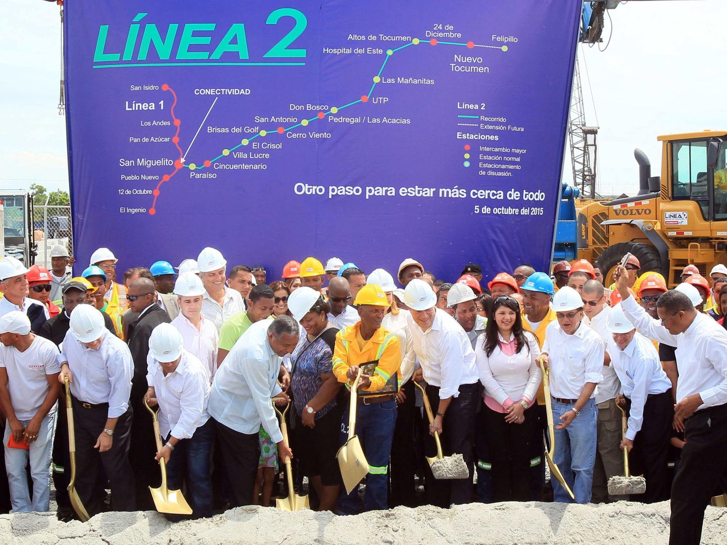 El presidente Varela (centro con casco) y el ministro Roy (derecha con casco) inauguran las obras del metro realizadas por FCC y Odebrecht. (EFE)