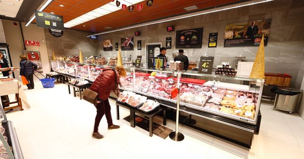 Foto: Una mujer adquiere un producto en la zona de charcutería de un supermercado BM. (EC)