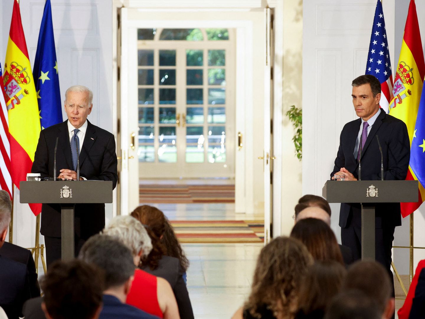 El presidente de Estados Unidos, Joe Biden y el presidente de España, Pedro Sánchez. (Reuters/ Juan Medina)