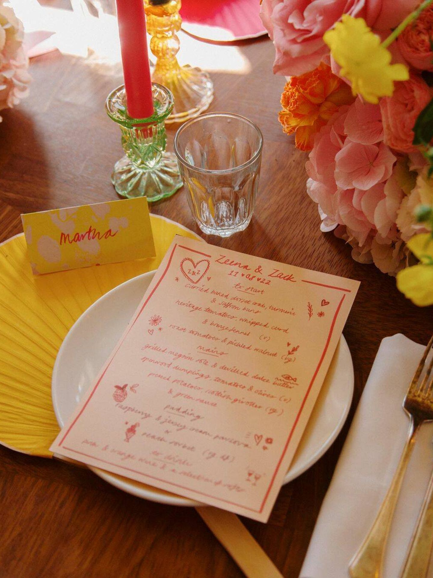 Menú de la boda y tarjetas de los invitados hechos a mano en la boda de Zeena Shah. (Instagram @heartzeena)