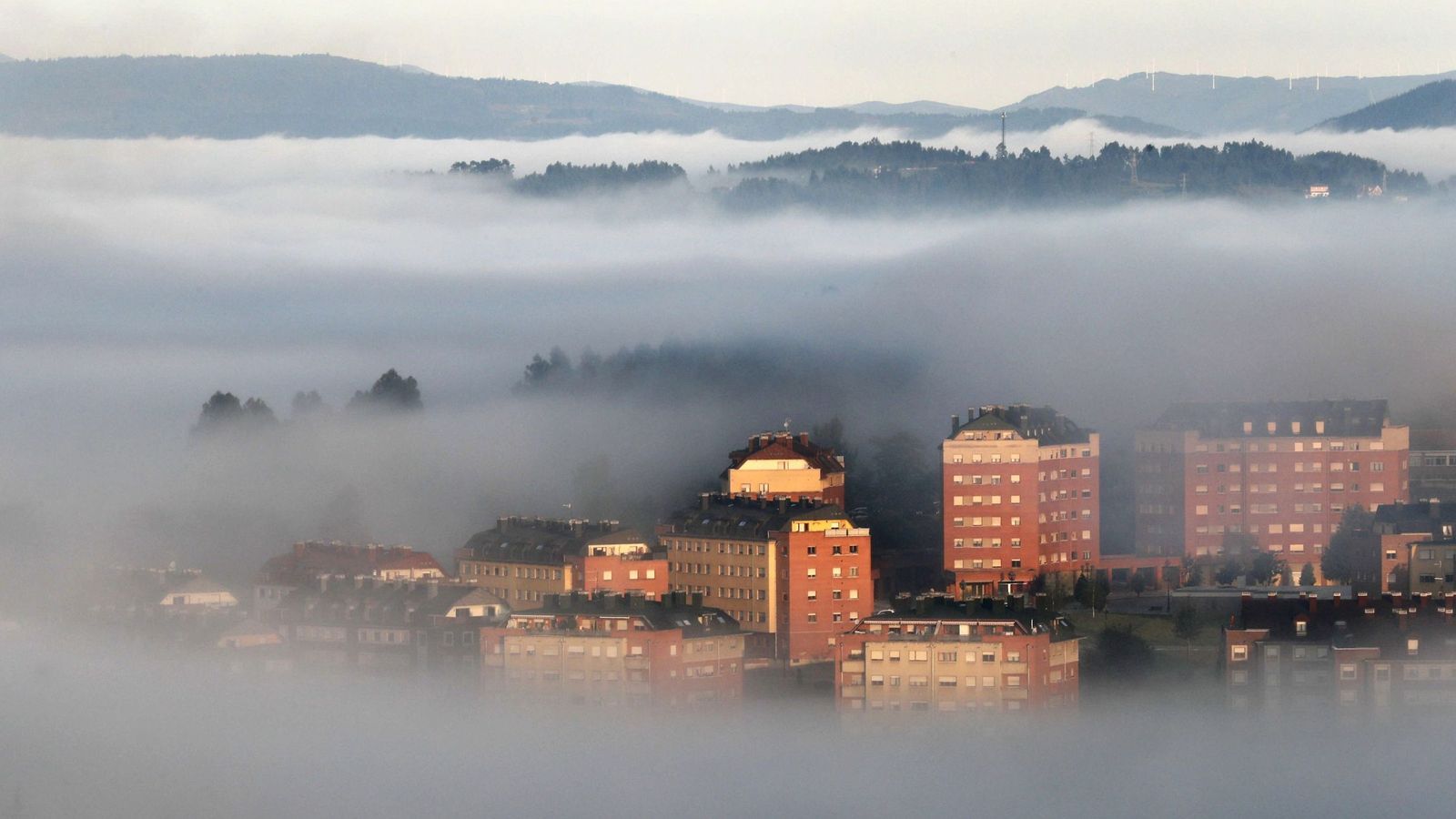Foto: Oviedo con niebla al fondo (EFE)