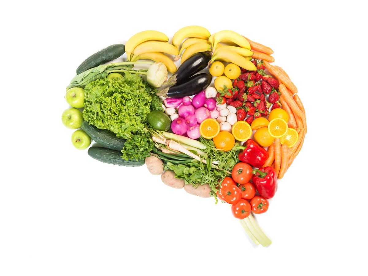 Foto: Un cerebro repleto de frutas y vegetales, clave para la salud mental. (iStock)