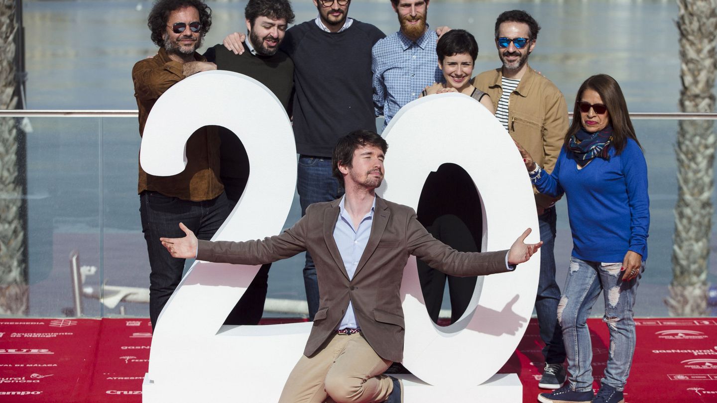 Santiago Alverú posa en medio del equipo de 'Selfie' en el Festival de Málaga