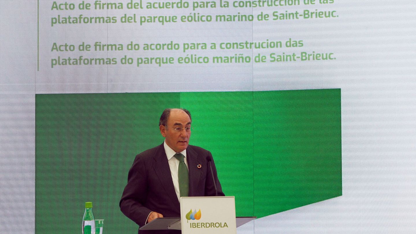 El presidente de Iberdrola, Ignacio Galán, ofrece un discurso durante la firma de un acuerdo con Navantia en Fene. (EFE)