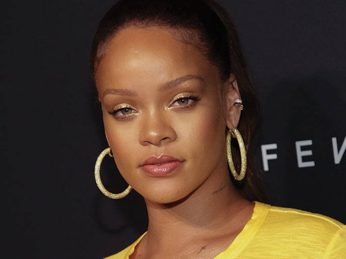 Rihanna te enseña a conseguir un rostro perfecto en tres pasos