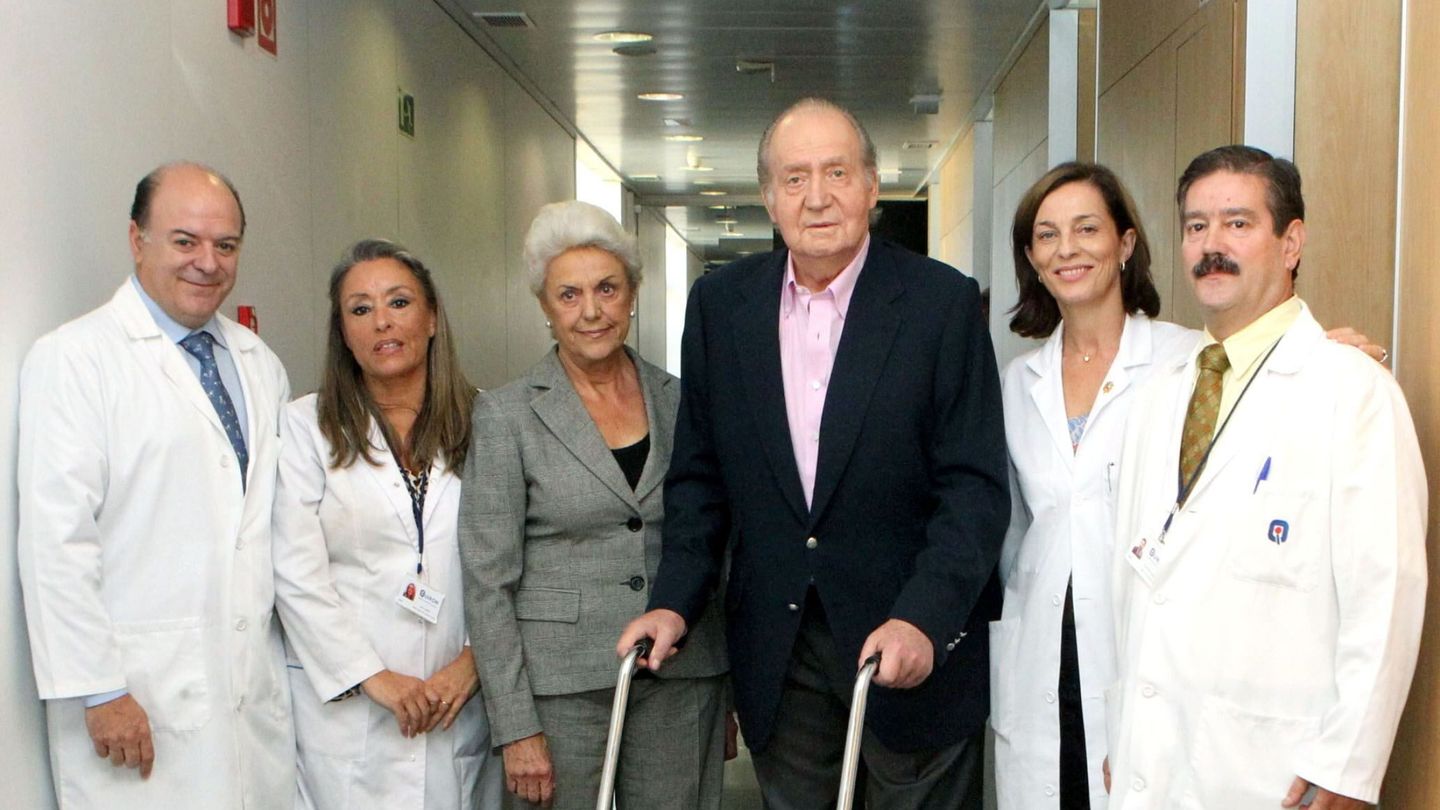 El Rey, con el equipo médico tras recibir el alta hospitalaria en octubre de 2013. (EFE)