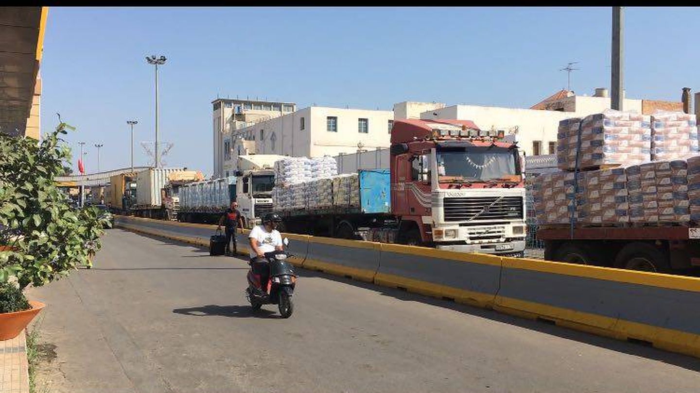 Camiones atrapados en la frontera con Melilla. 