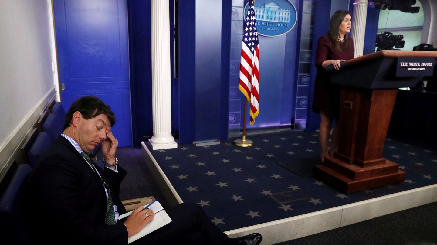 El vicesecretario de prensa de la Casa Blanca Hogan Gidley escucha a su superiora, Sarah Huckabee Sanders, durante una rueda de prensa en octubre de 2018. (Reuters)