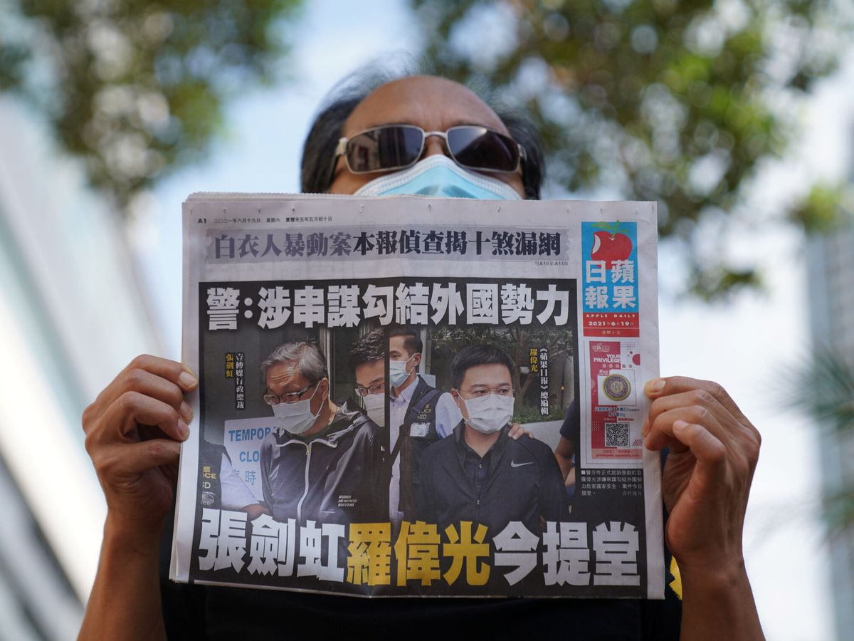Foto: Un hombre sostiene un ejemplar de 'Apple Daily' en Hong Kong. (Reuters)