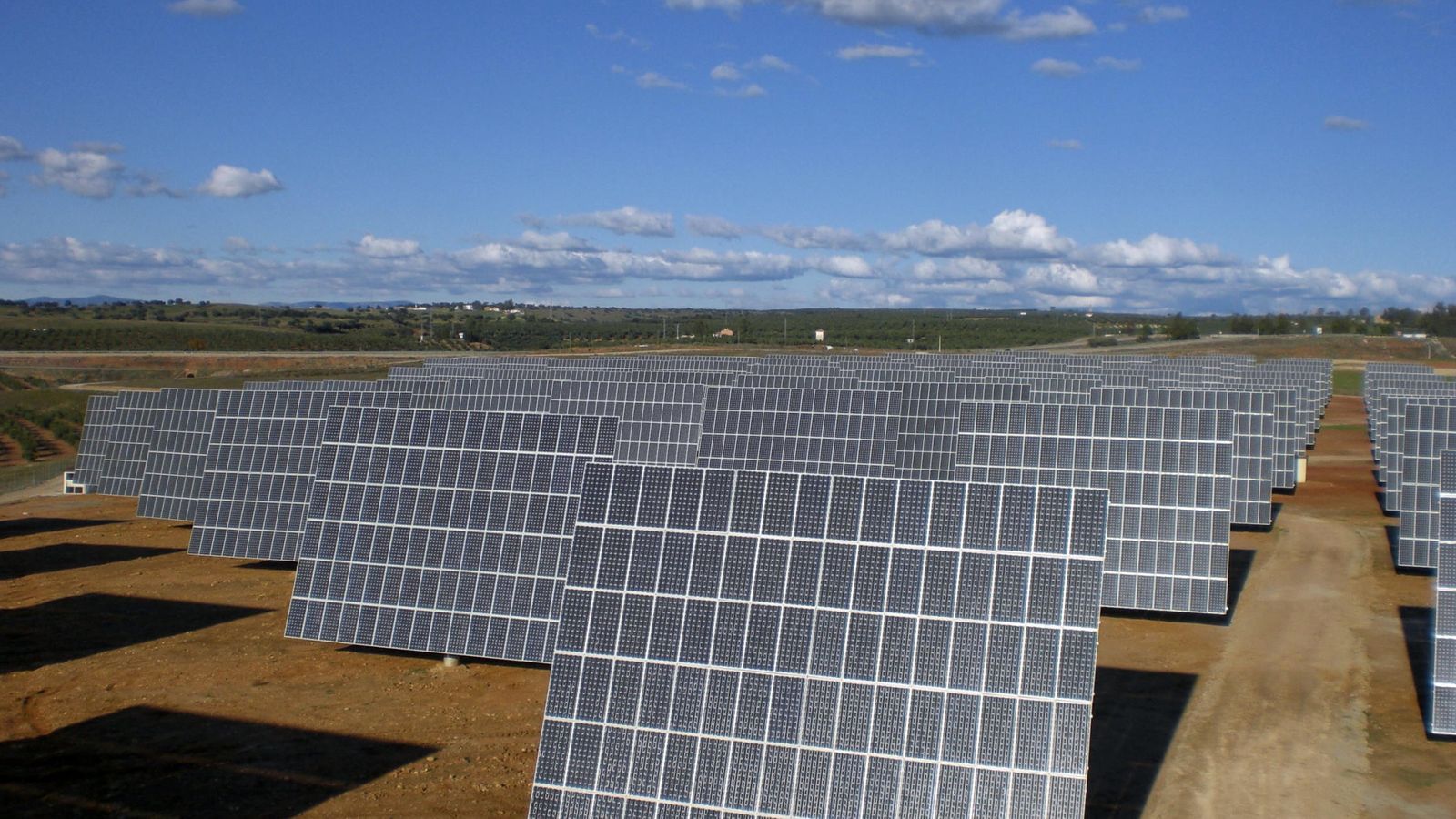 Foto: Instalación de placas fotovoltaicas de Abengoa. (EFE)