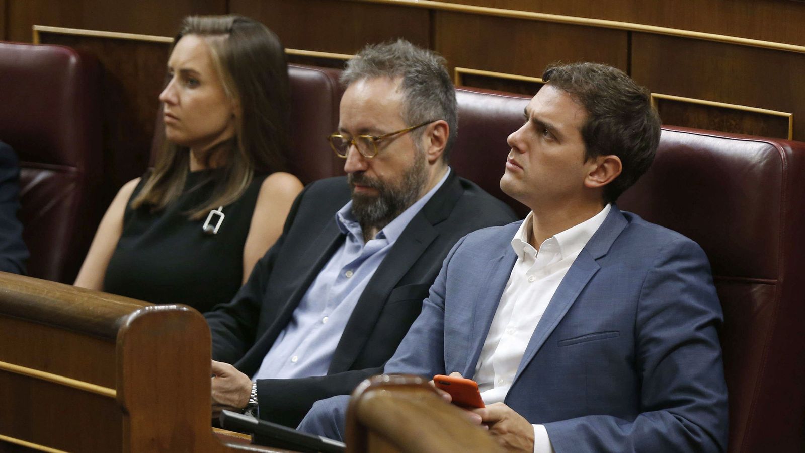Foto: Los diputados de Ciudadanos Albert Rivera, Juan Carlos Girauta y Melisa Rodríguez, esta tarde durante el pleno del Congreso. (EFE)
