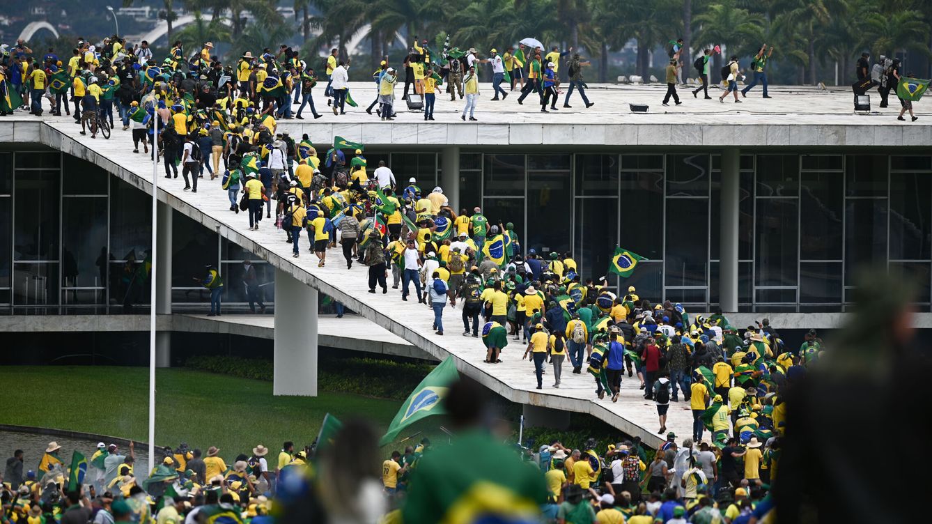 Foto: Los manifestantes invaden la Cámara de los Diputados de Brasil. (EFE/André Borges)