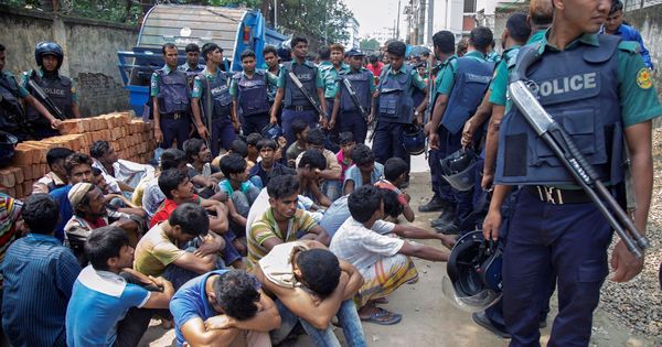 Foto: Decenas de detenidos tras una operación antidroga en Dacca, el 28 de mayo de 2018. (EFE)