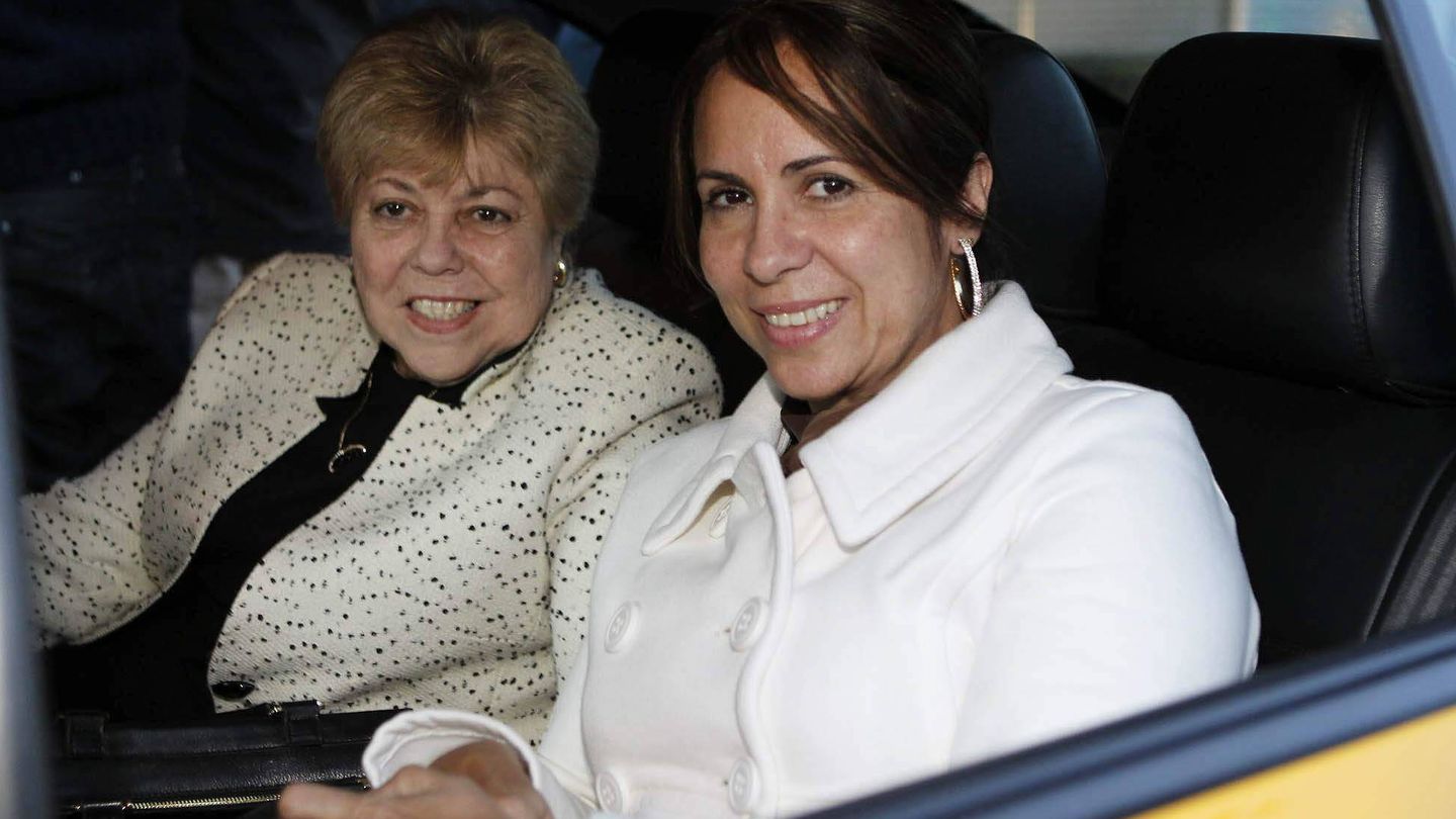La madre de Shakira, Nidia Ripoll, con una de las hermanas de la cantante, en Barcelona. (EFE)