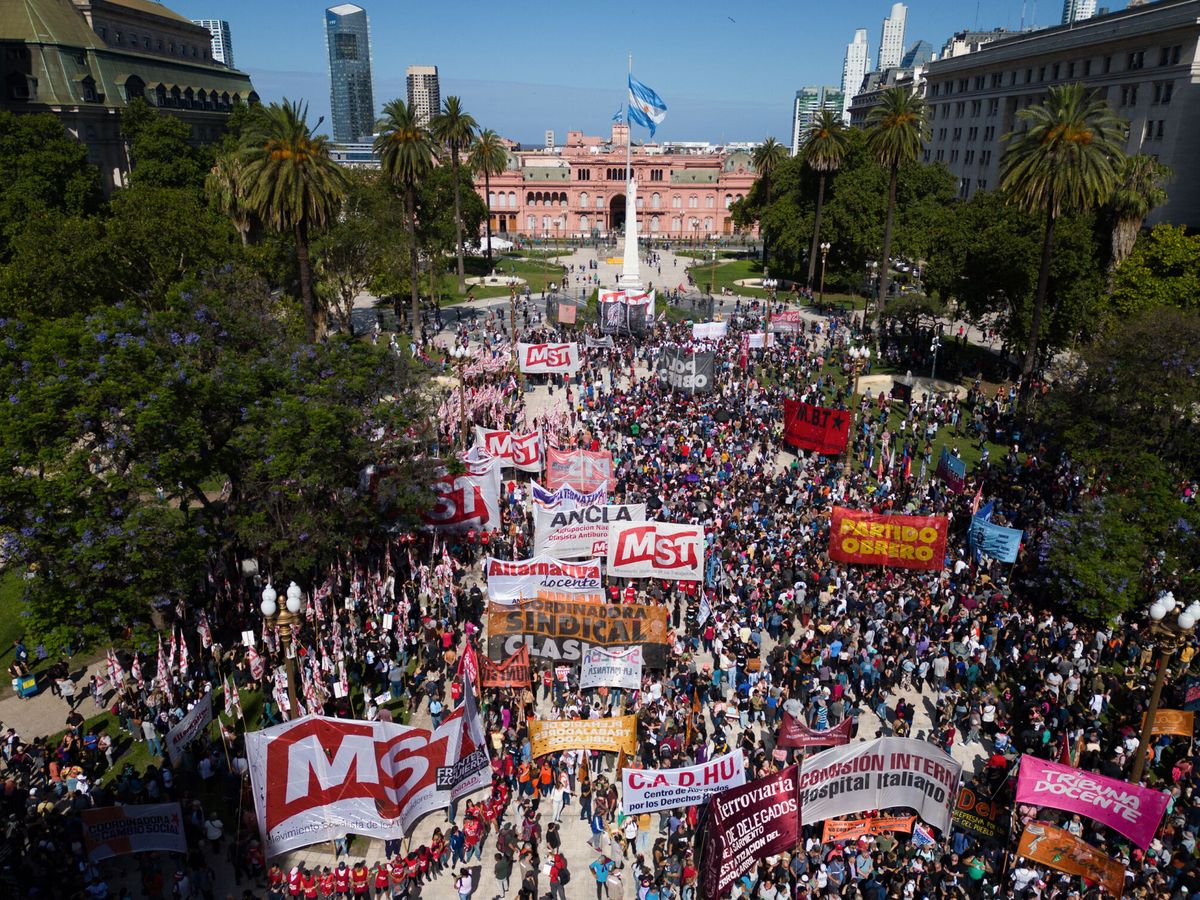Foto: Miles de argentinos se concentran este miércoles en la Plaza de Mayo de Buenos Aires. (EFE / Isaac Fontana)