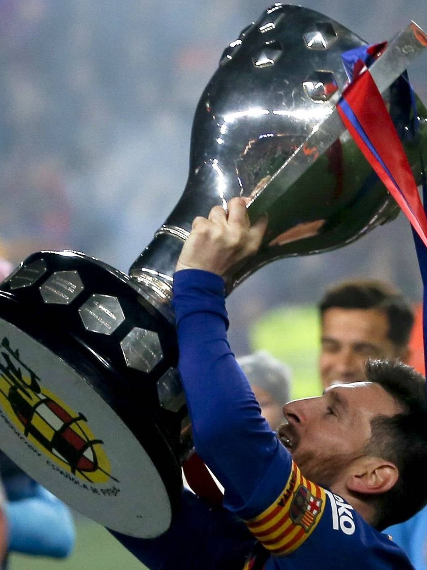 Messi levanta por primera vez la copa de campeón de Liga como capitán del Barça. (EFE)