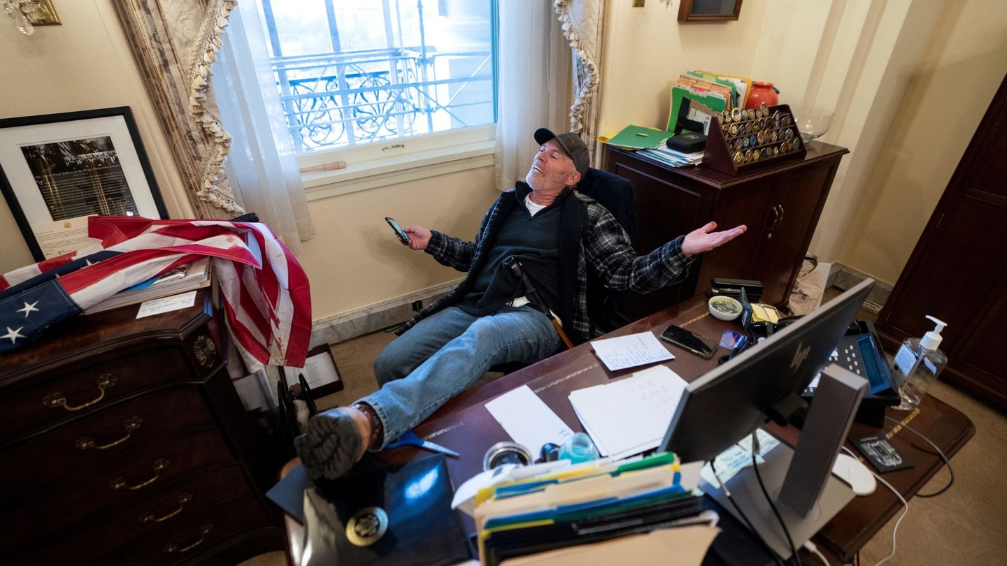 Bigo se sienta en el escritorio de Nancy Pelosi. (EFE)