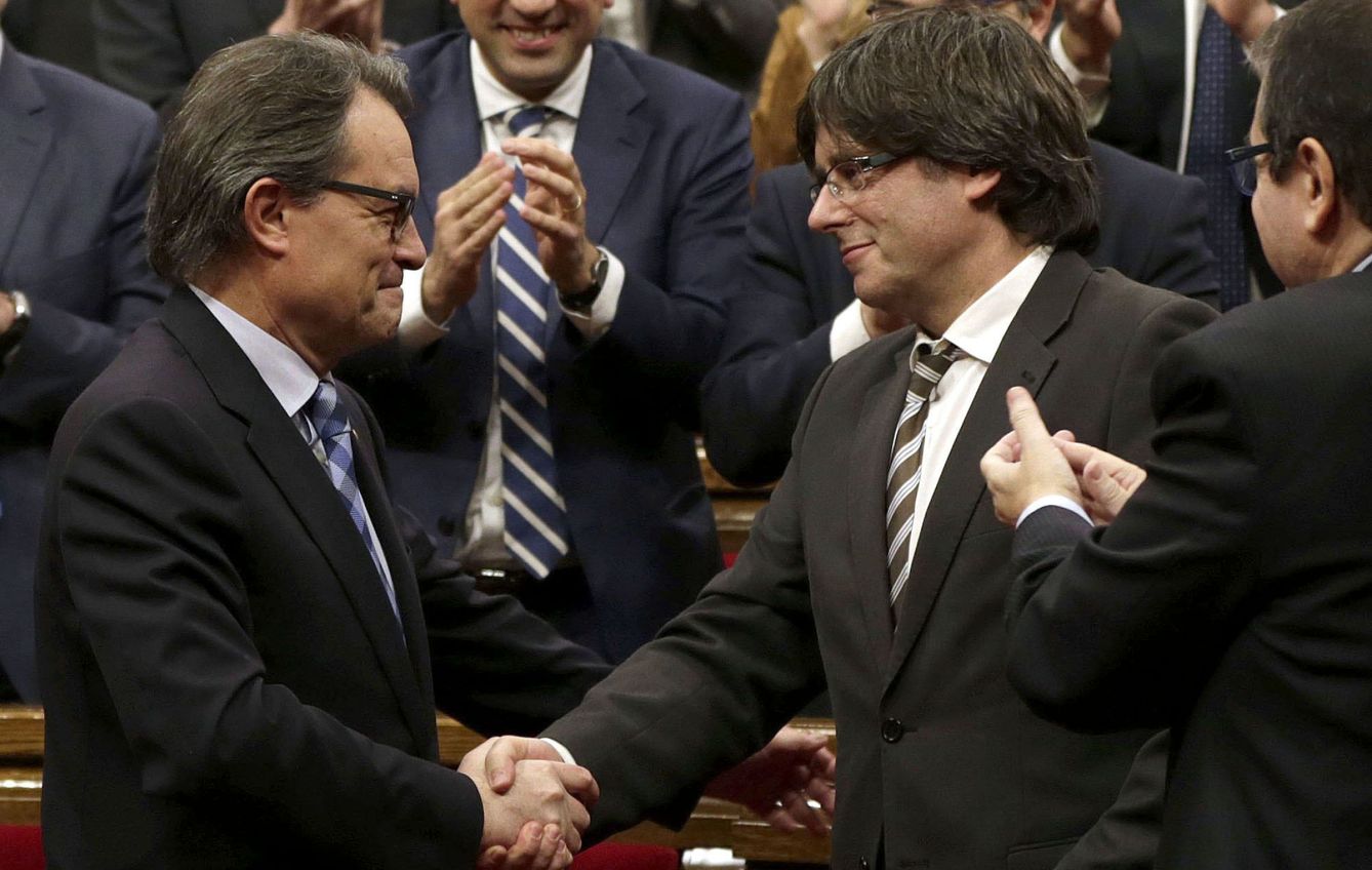 Artur Mas felicita a su sucesor en la Generalitat, Carles Puigdemont, tras asumir el cargo de 'president' (EFE)