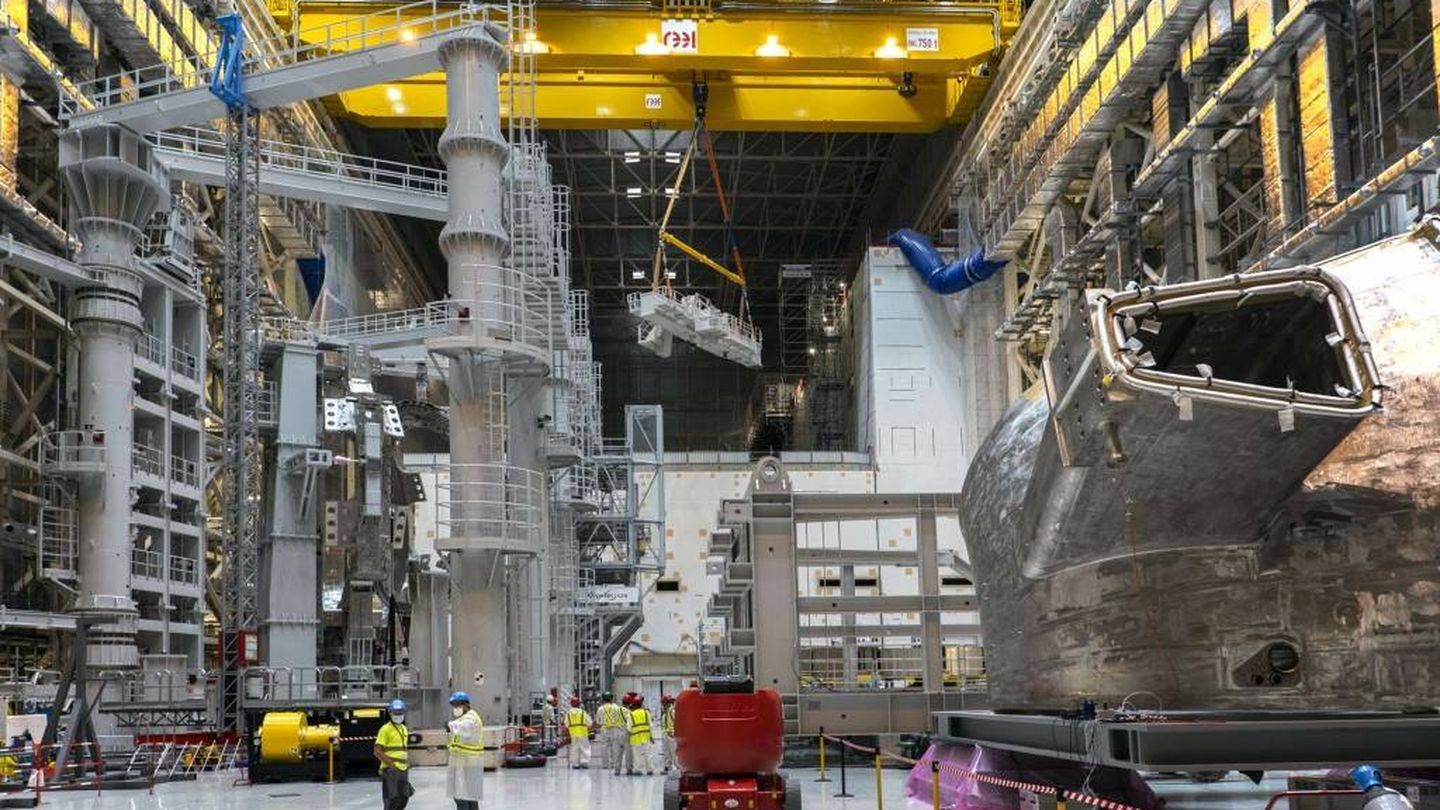 El último sector de la cámara de vacío en el hall de ensamblaje del ITER