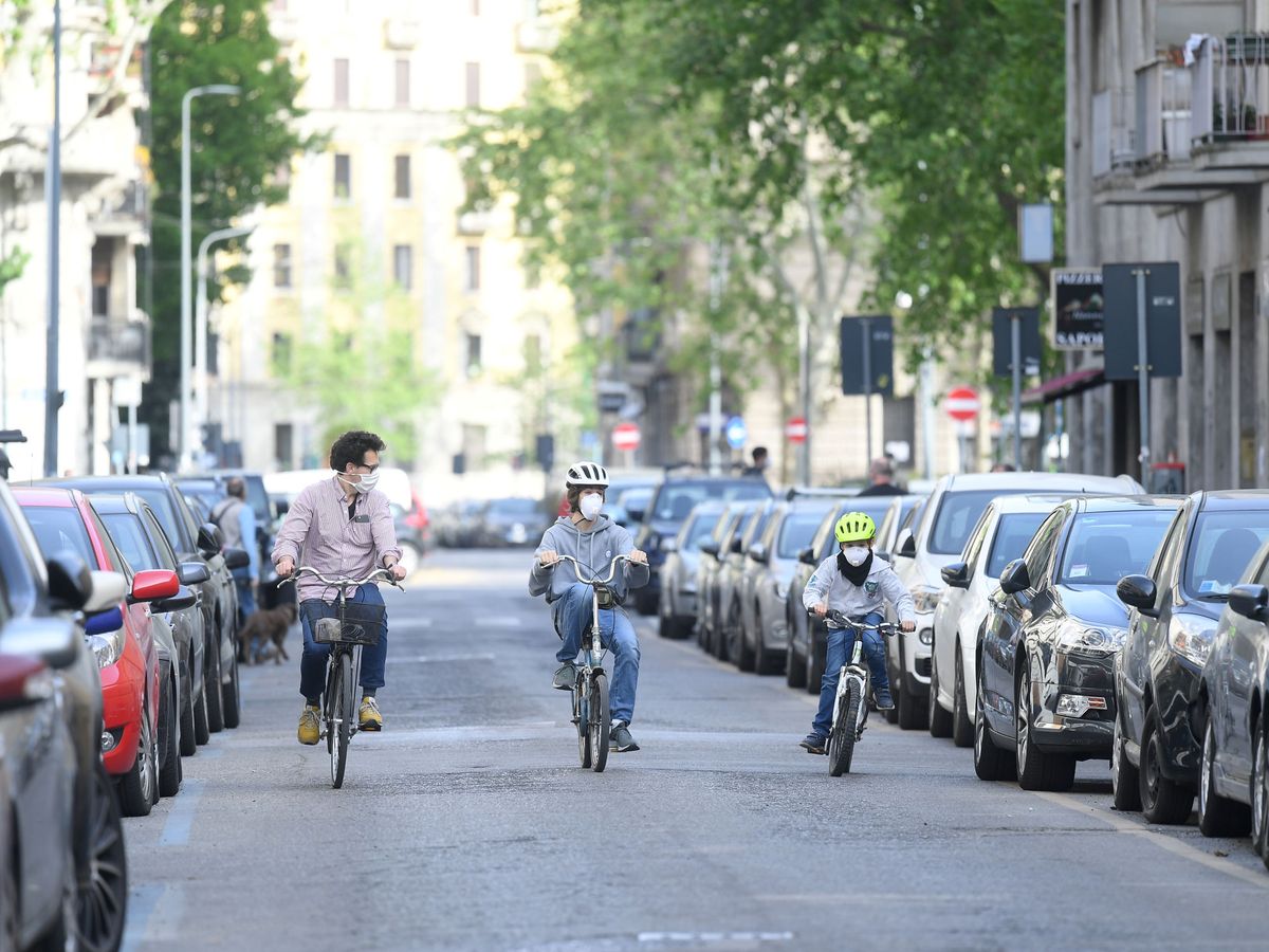 Foto: Milán quiere devolver las calles a peatones y ciclistas tras la pandemia (Reuters/Daniele Mascolo)