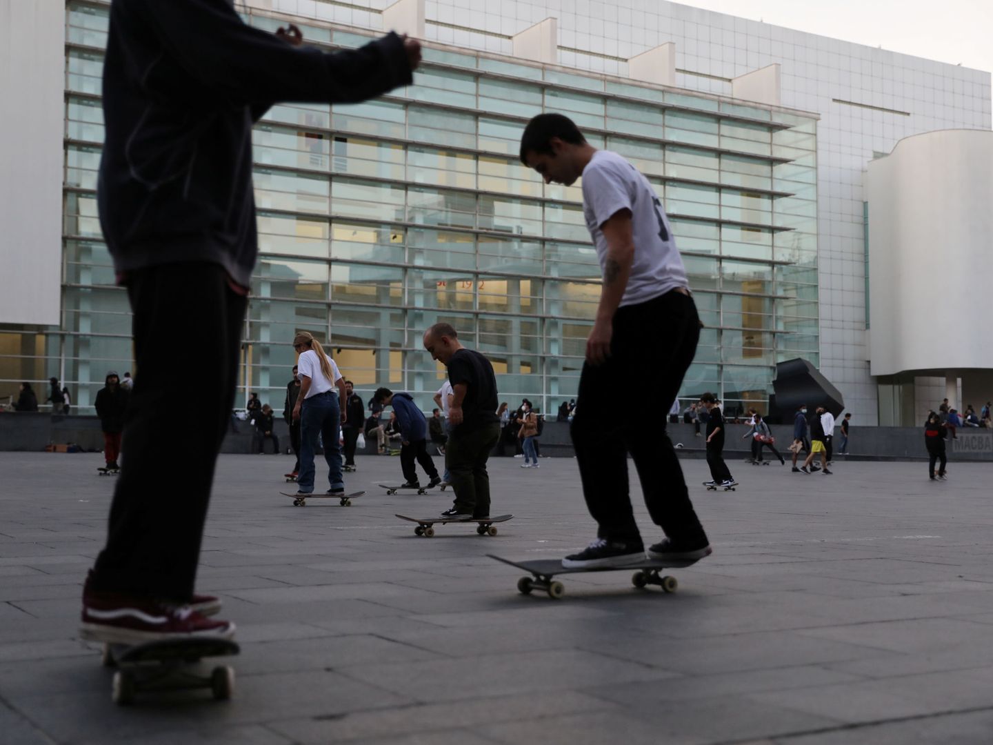 Más 'skaters' frente al MACBA. (REUTERS/Nacho Doce)