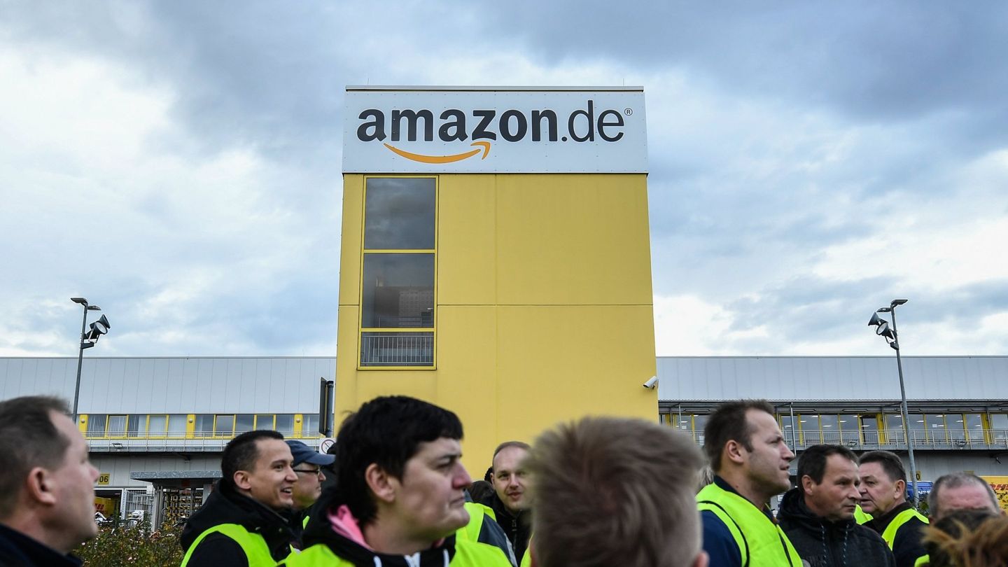 Sindicalistas de Verdi protestan frente al centro de logística de Amazon en Leipizg (Alemania). (EFE)